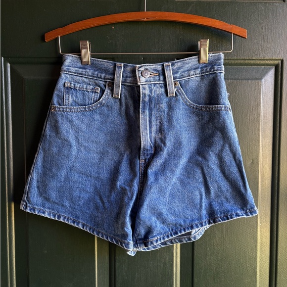 Levis High Waisted Mom Shorts - Picture 1 of 4